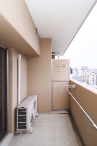 バルコニー　別号室のものです。現状優先になります。