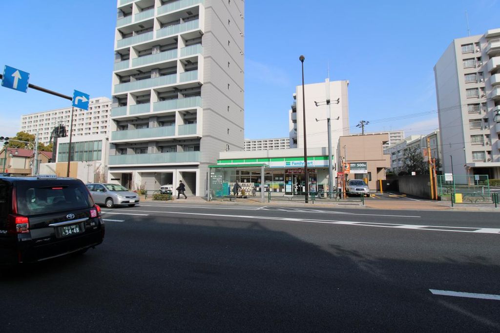 コンビニ　ファミリーマート（コンビニ）まで300m
