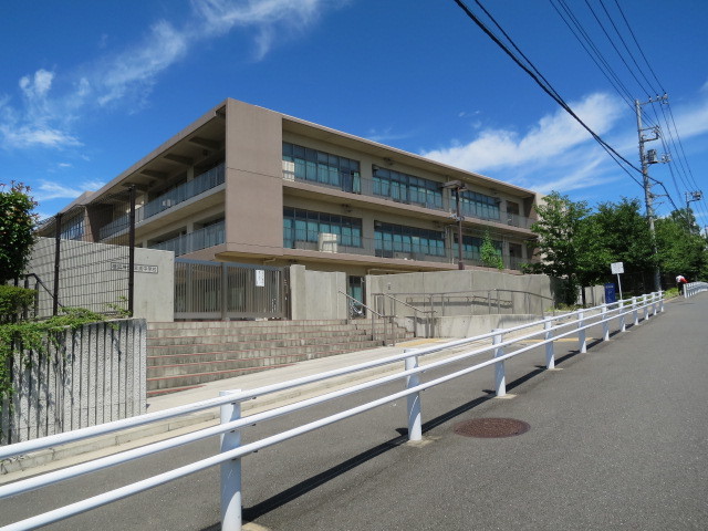中学校　早渕中学校（中学校）まで402m