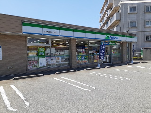 コンビニ　ファミリーマート（コンビニ）まで529m