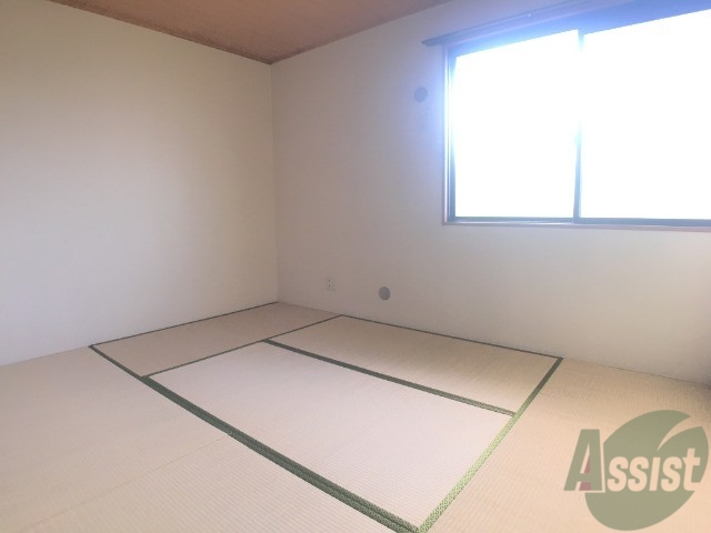 その他部屋・スペース　６帖の和室もございます。畳もきれな状態でくつろげますね。