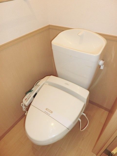トイレ　ウォシュレット付きのトイレ。