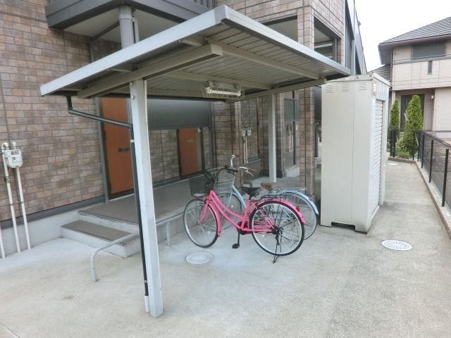 その他　屋根付きの駐輪場もあります。