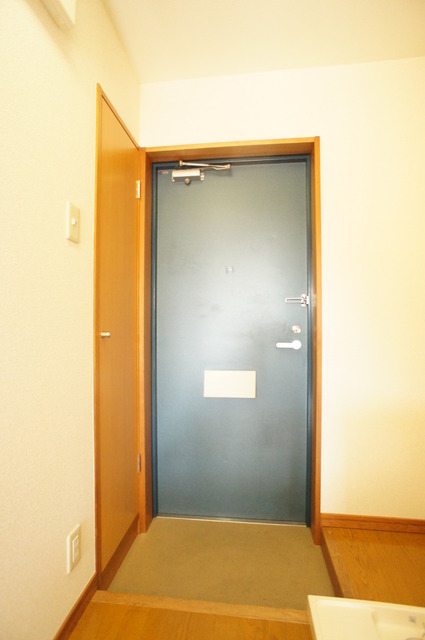 玄関　玄関には下駄箱があるのでスッキリとした空間を保てます