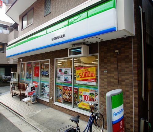 コンビニ　ファミリーマート田園調布本町店（コンビニ）まで987m
