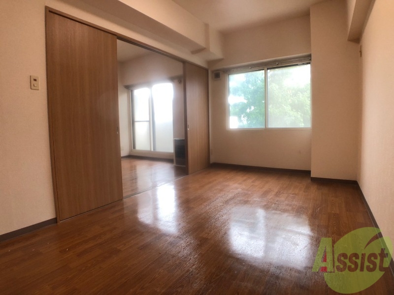 その他部屋・スペース　寝室はこちらです。光が差し込む、温かみのあるお部屋です。