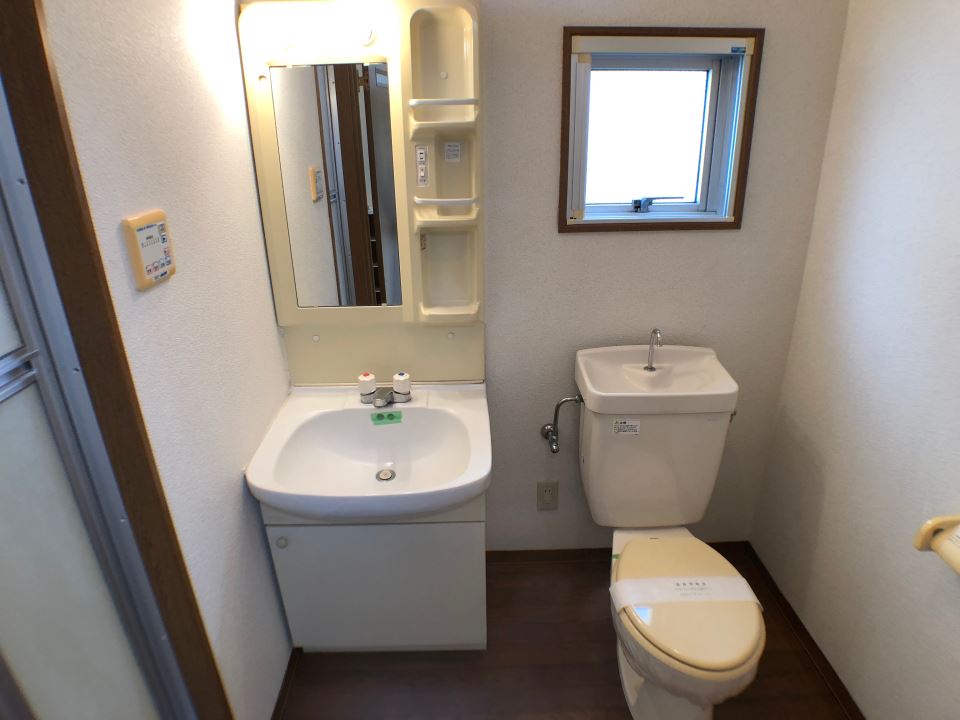 洗面設備　独立洗面台と洋式トイレです