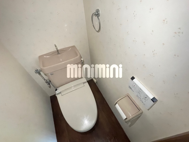 トイレ　温水洗浄便座付きのトイレです。