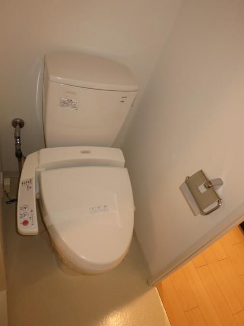 トイレ　落ち着いた色調のトイレです