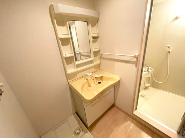 洗面設備　同建物反転タイプを表示しています