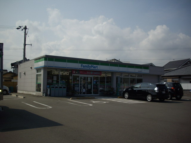 コンビニ　ファミリーマート新居浜川東店（コンビニ）まで152m