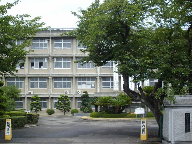 高校・高専　愛媛県立新居浜東高校（高校・高専）まで586m