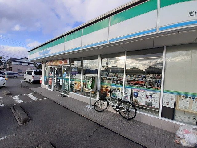 コンビニ　ファミリーマート岩切青津目店（コンビニ）まで715m