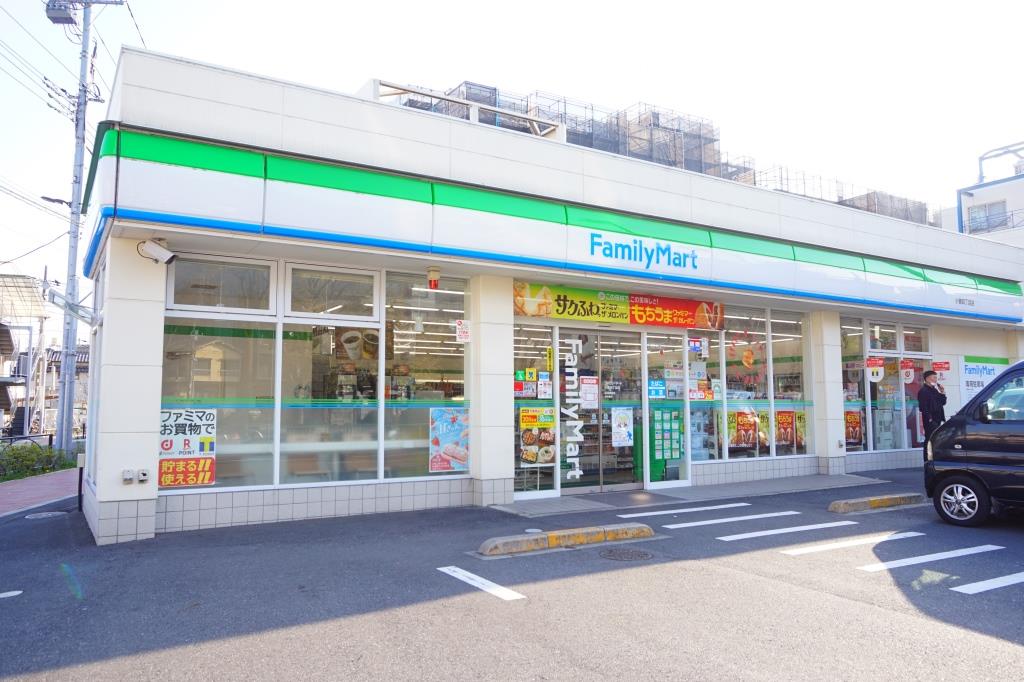 コンビニ　ファミリーマート 小菅四丁目店（コンビニ）まで135m