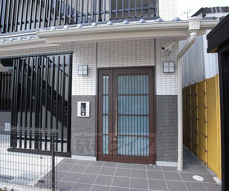 エントランス　階段の柵がデザイン性を強調します。