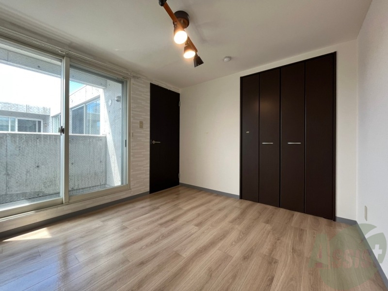 その他部屋・スペース　寝室はこちらです。光が差し込む、温かみのあるお部屋です。