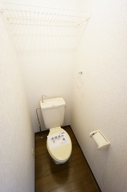 トイレ　別号室の写真となります。
