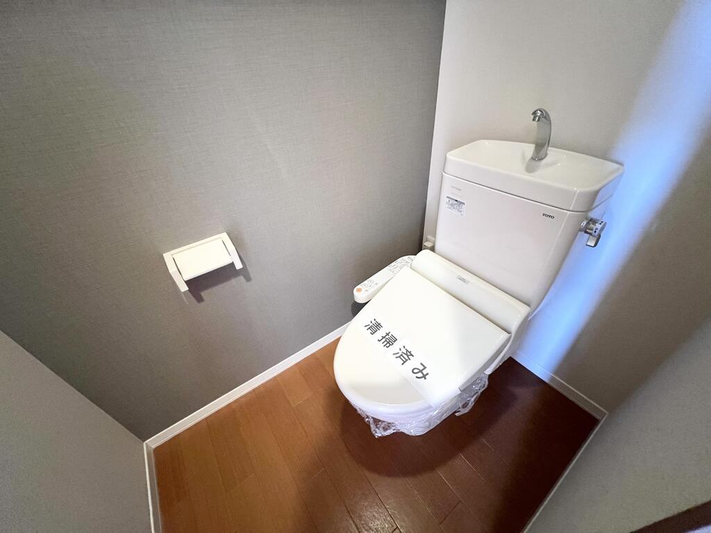 トイレ　※写真は反転タイプです。色味が異なる可能性があります。