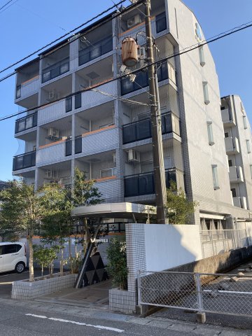 建物外観　現況が相違する場合は現況を優先致します。