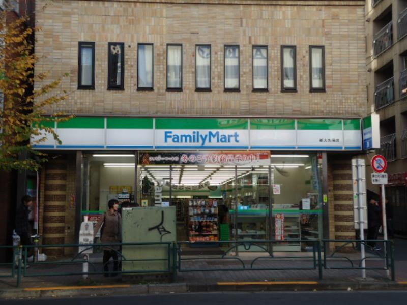 コンビニ　ファミリーマート新大久保駅前店（コンビニ）まで293m