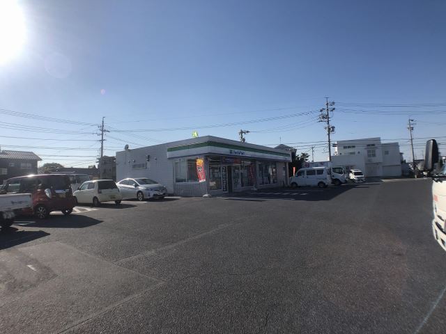 コンビニ　ファミリーマート（コンビニ）まで560m