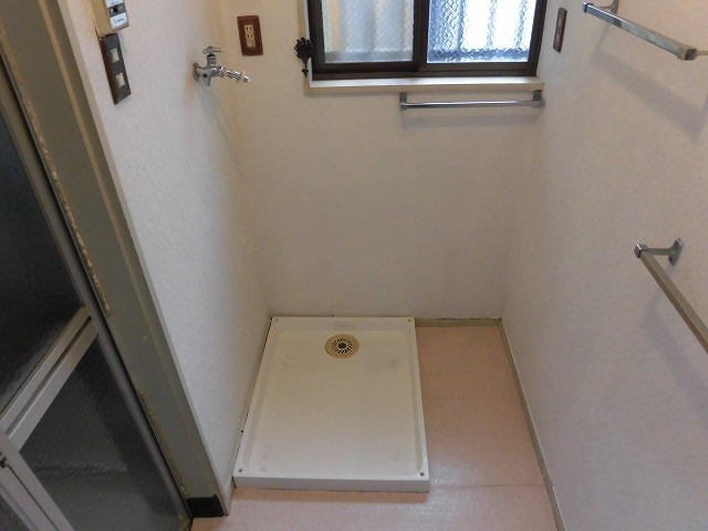 その他設備　防水パン付洗濯機置場です