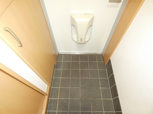 玄関　※同一仕様・別号室の参考写真