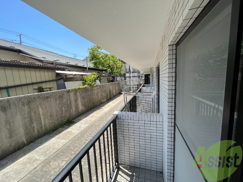 バルコニー　バルコニーは幅もしっかりあるので洗濯物を干せそうですね。