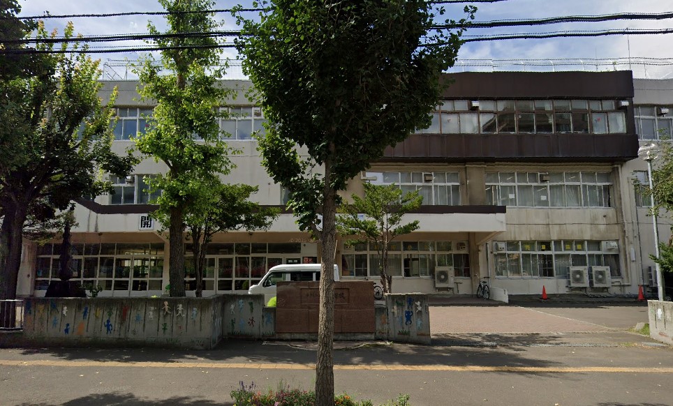 小学校　札幌市立和光小学校（小学校）まで831m