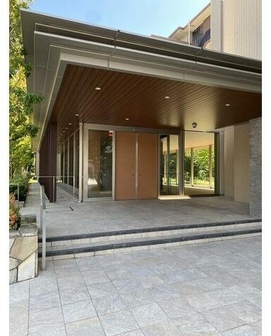 エントランス　重厚感のある建物デザイン♪