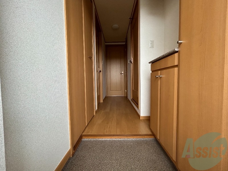 玄関　玄関からの様子です。すぐ部屋が見えないのは安心ですね。
