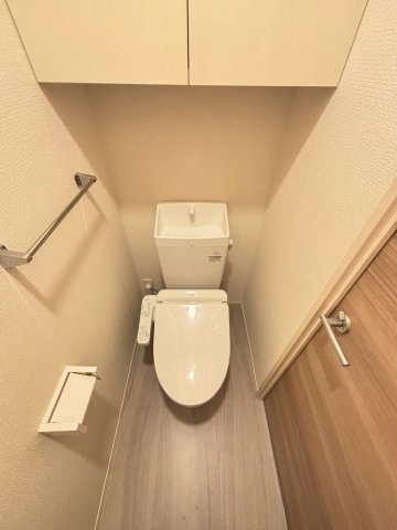 トイレ　別号室の写真です。ご参考までに