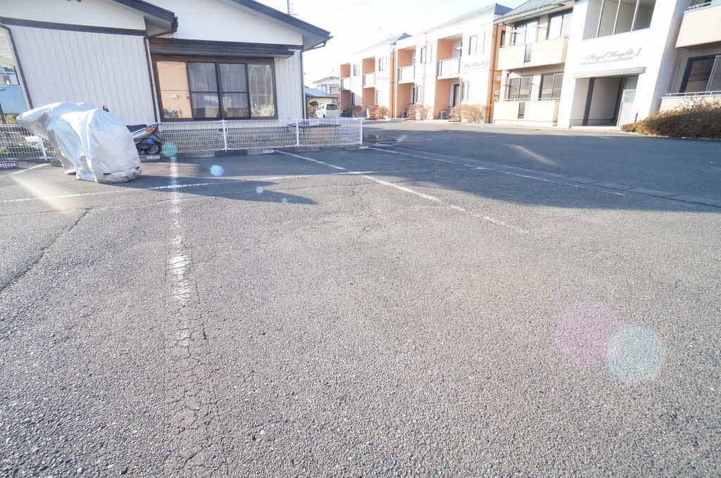 建物外観　駐車場