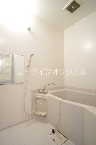バス・シャワールーム　バスタブに浸かって一日の疲れを癒せます☆