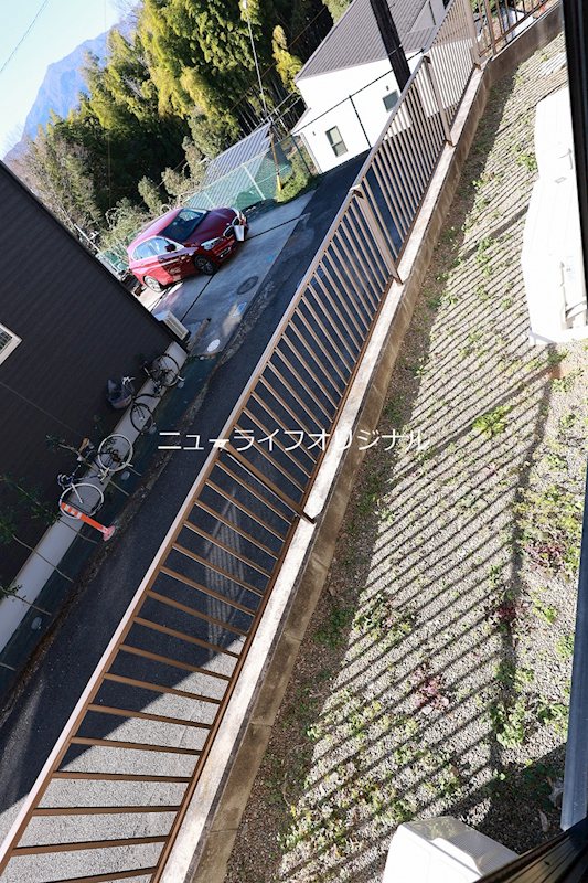 バルコニー　南西向き、地上面より高いので通行人の目線も気になりません☆