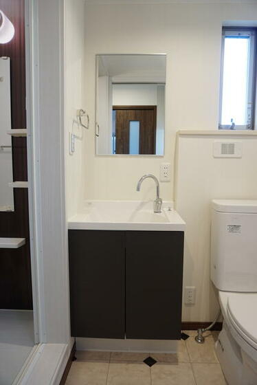 洗面設備　写真は２０２号室です。現況優先。