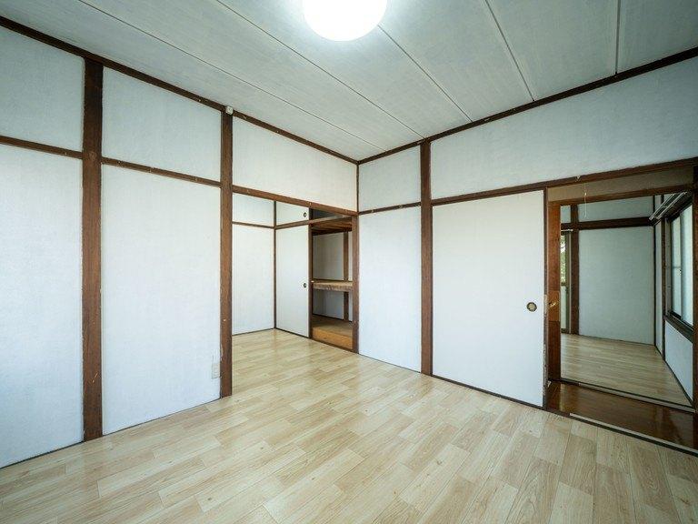 その他部屋・スペース　8帖のゆとりと収納を備えた洋室。