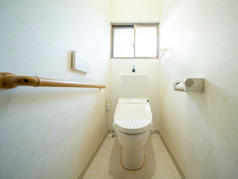 トイレ　温水洗浄便座付きトイレです。