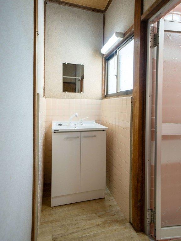洗面設備　新品の独立洗面台を設置済み。