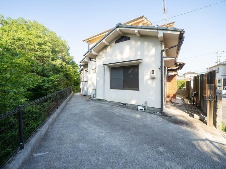 駐車場　前面道路が広く駐車もラクラク。