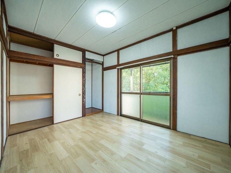 収納　緑を望む明るい洋室です。