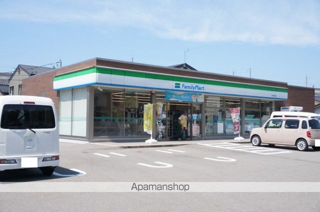 コンビニ　ファミリーマート（コンビニ）まで791m