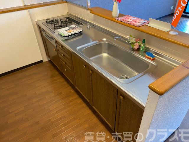 キッチン　効率よくお料理できる３口コンロ付き♪