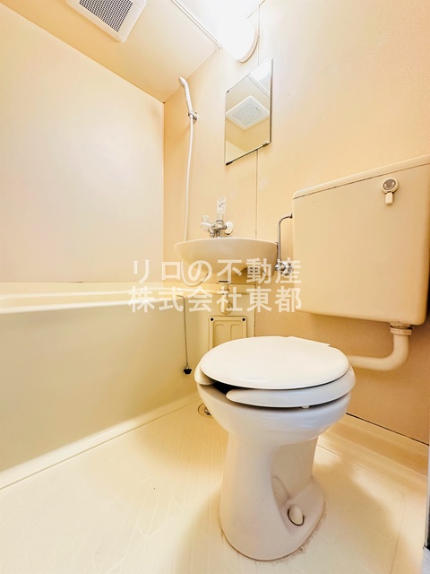 トイレ　白を基調とした空間で清潔感のあるトイレです♪