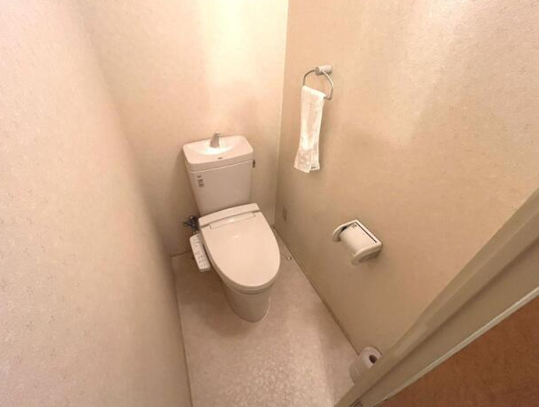 トイレ　落ち着いた色調のトイレです
