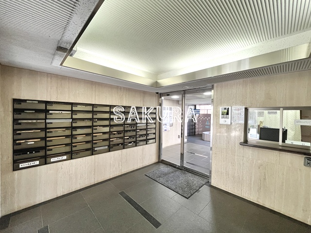 エントランス　重厚感のある建物デザイン♪