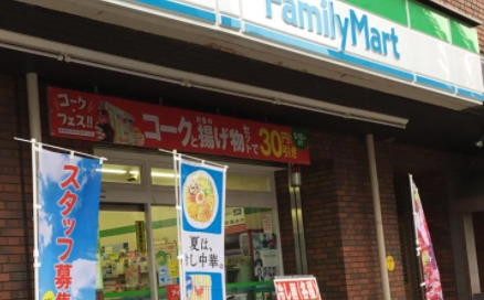 コンビニ　ファミリーマート伝通院前店（コンビニ）まで161m