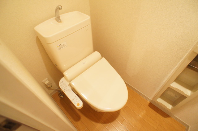 トイレ　バストイレ別で便利なシャワー付き！清潔感ある洋式トイレです♪