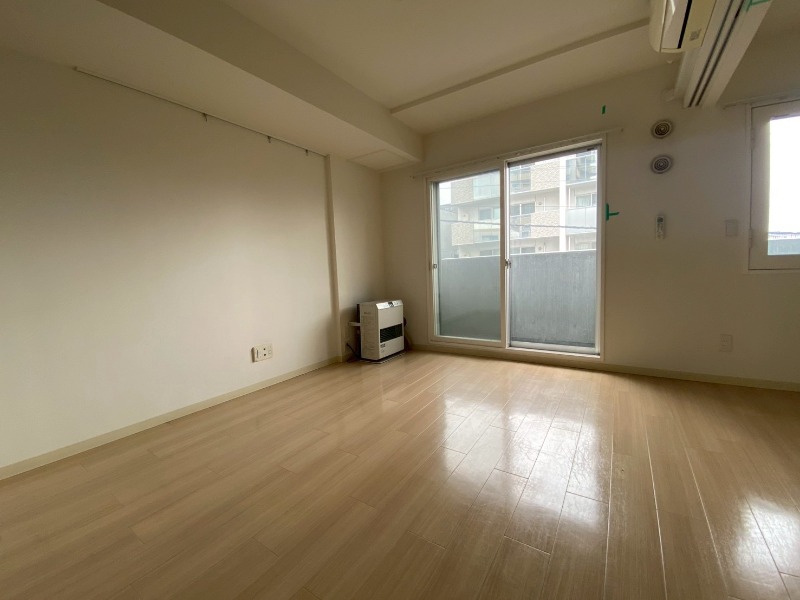 居室・リビング　木目のフローリングは落ち着きのある印象のお部屋になりますね。