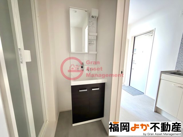 洗面設備　独立洗面台、小物を置くことができて便利です